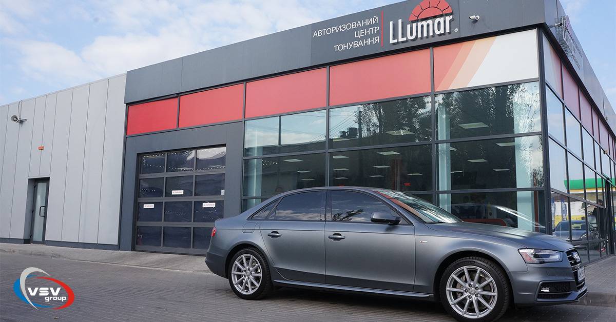 Кейс Панорамные секционные ворота для центра тонировка LLumar в Киеве - фото - акции от компании ВСВ-Групп