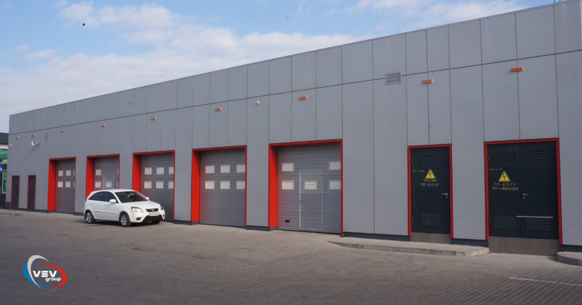 Промышленные секционные ворота Alutech ProTrend для центра тонирования LLumar - фото - акции от компании ВСВ-Групп